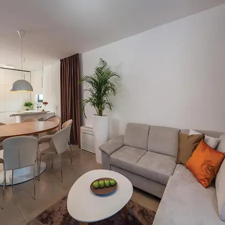 度假居 Awesome In Okrug Gornji With Sauna *