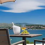 Awesome In Okrug Gornji With Sauna Дом отдыха Трогир