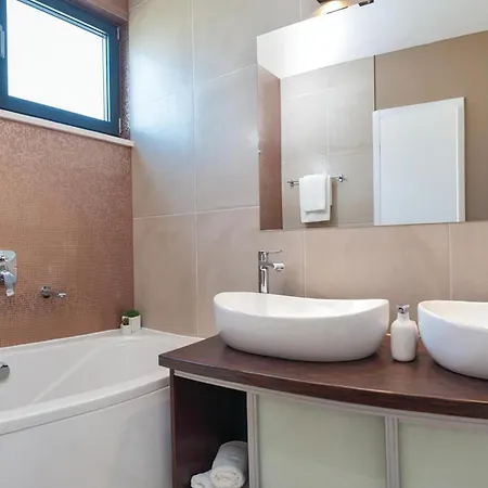 Cozy Home In Okrug Gornji With Sauna Vakantiehuis *